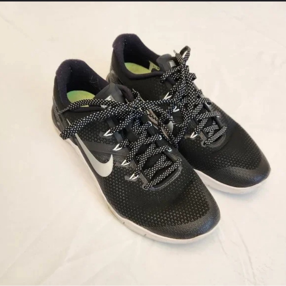 BRAND: nike
SIZE: 7.5
COLOR: White and black
